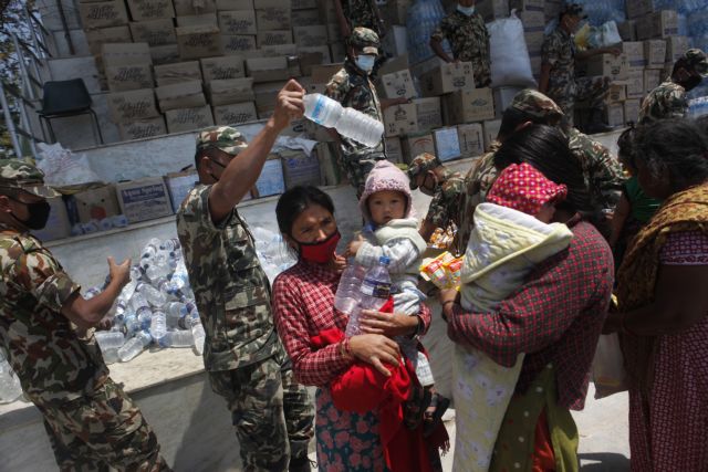 Ξεπέρασαν τους 7.000 οι νεκροί από το φονικό σεισμό στο Νεπάλ